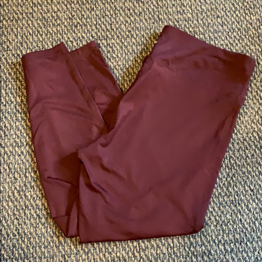 Women’s athletic maroon cropped leggings